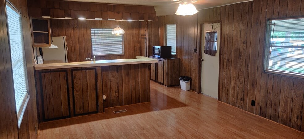 Building Photo - 102 Helms Cir