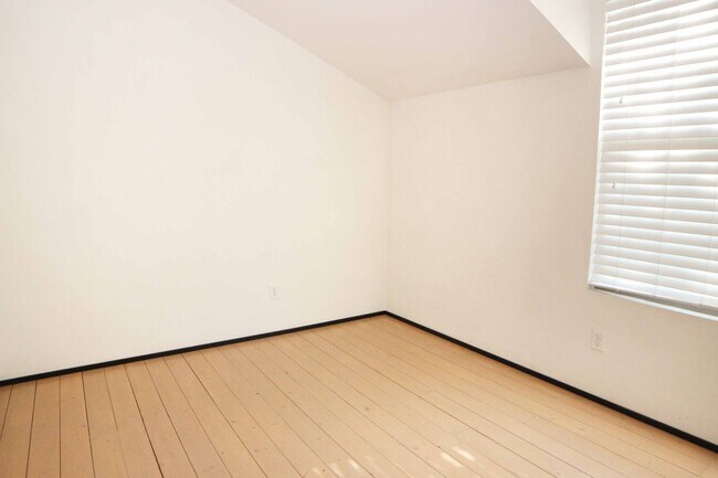 Building Photo - 318-320 W Myrtle