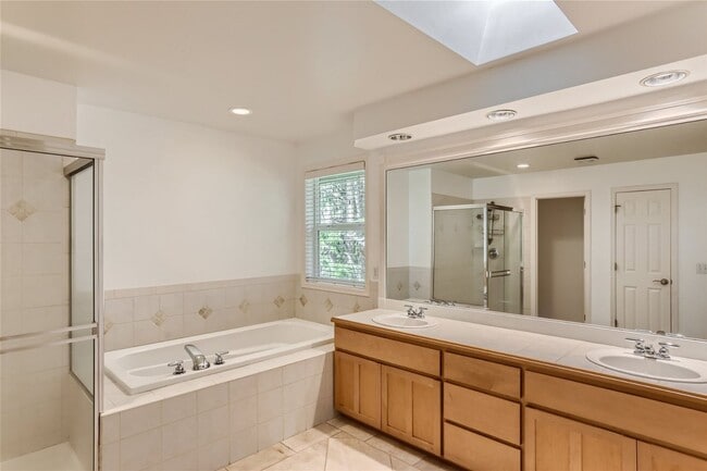 Building Photo - 4Bd/2.5Ba Redmond House