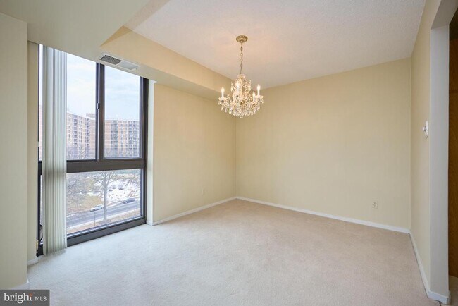 Building Photo - 2300 Pimmit Dr