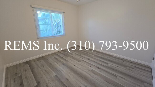 Building Photo - Remodeled 1 Bedroom Upstairs Apartment w/ Garage Parking