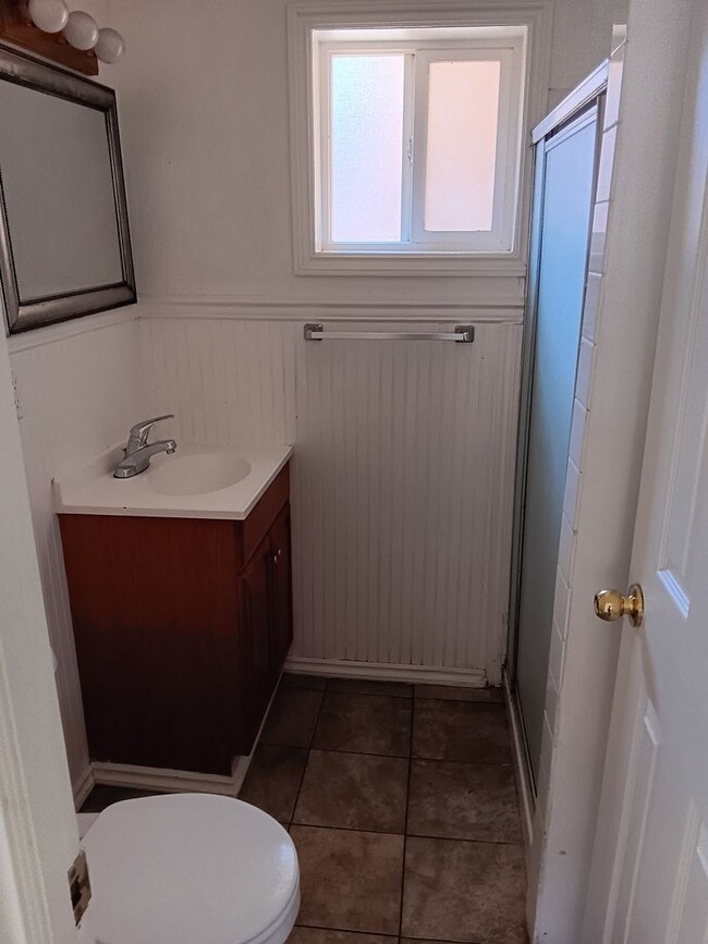 Building Photo - Small Two Bedroom House