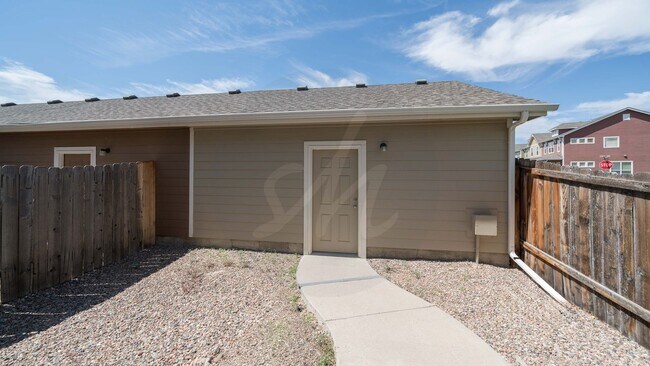 Building Photo - End-unit townhome in Soaring Eagles