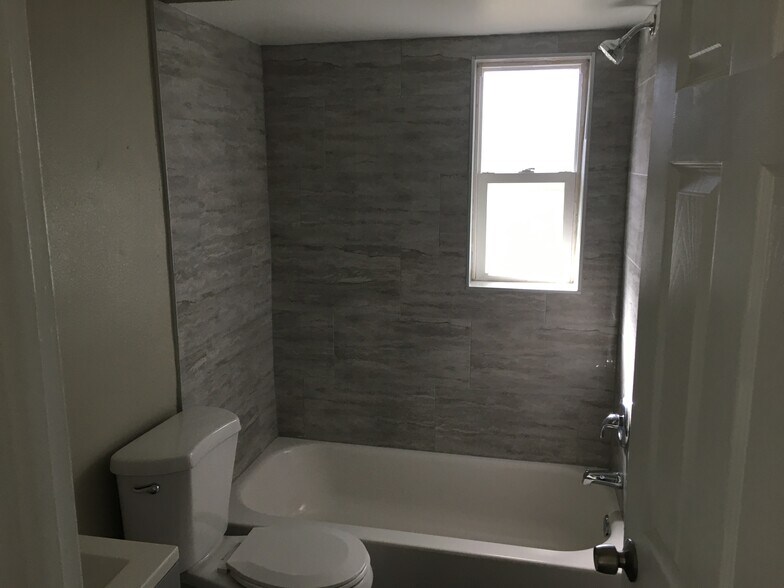 Building Photo - 805 10th St SW