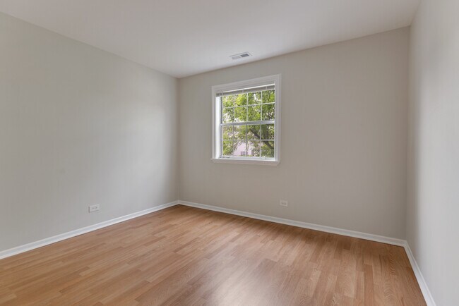 Building Photo - 27 N Victoria Ln
