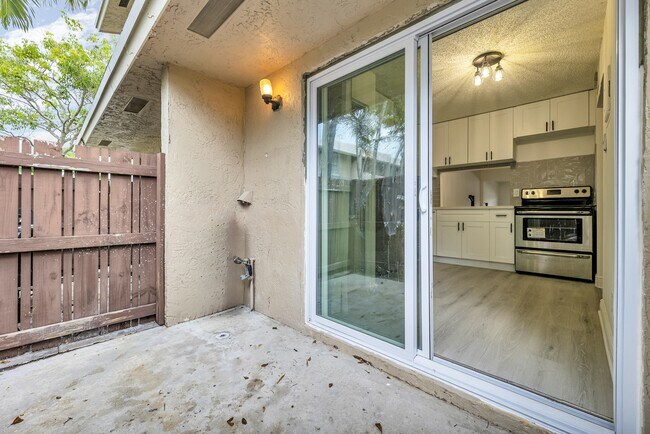 Building Photo - 904 Banks Rd