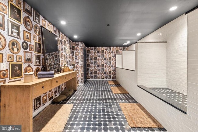 Building Photo - 200 S Broad St