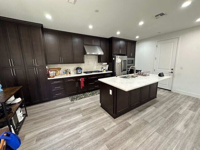 Building Photo - Beautiful 3 Bedroom, 2.5 Bath Mountain House Home.