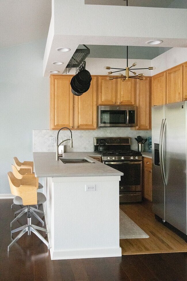 Building Photo - 2 BDR Gorgeous Updated Townhome with Huge Garden