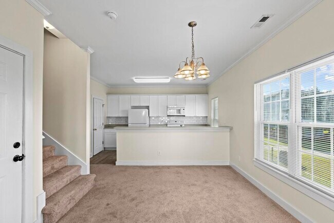 Building Photo - 220 Twin Oaks Dr