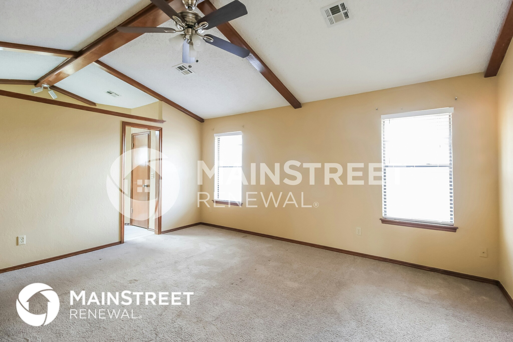Building Photo - 2425 E Hills Dr