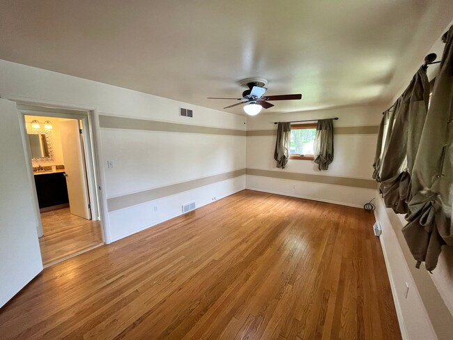 Building Photo - Spacious & Secluded 2BR/2BA Wauwatosa Sing...