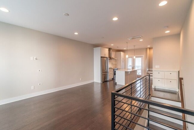 Building Photo - Beautiful Modern Townhome in South End Available 5/1!