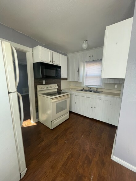 Building Photo - 115 Sycamore St