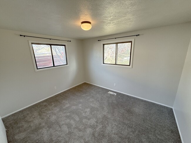 Building Photo - 3 Bedroom, 2 bath house in Moyina Heights