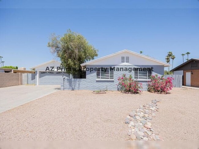 Building Photo - 4704 S La Rosa Dr