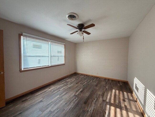 Building Photo - Available Now!! 1 Bedroom, 1 Bath Upper Level Remodeled Apartment for Rent!!