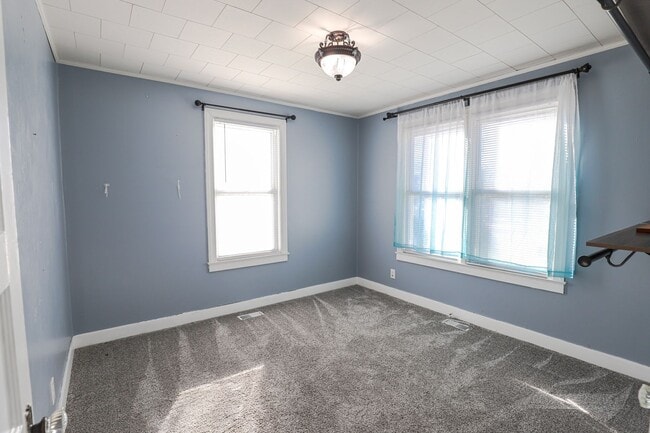 Building Photo - 1709 Oak Dr