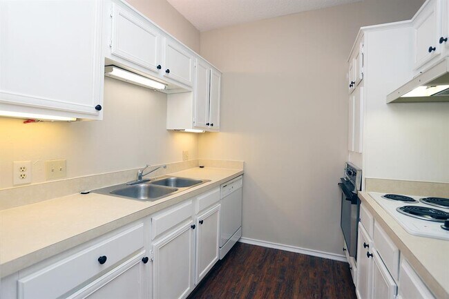 Building Photo - 9254 Forest Ln