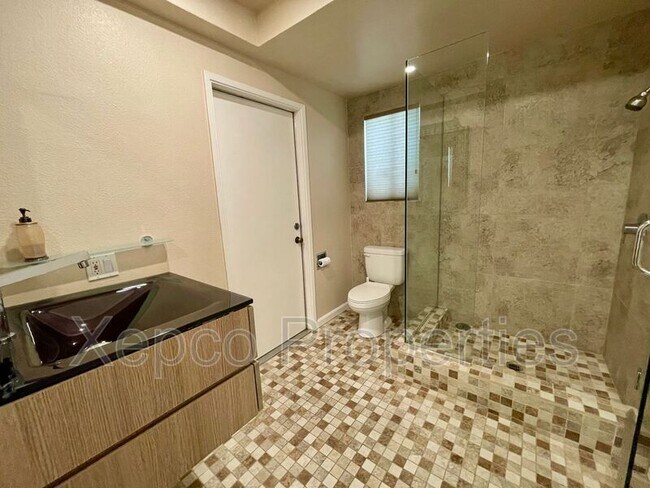 Building Photo - 2353 E Miramonte Cir