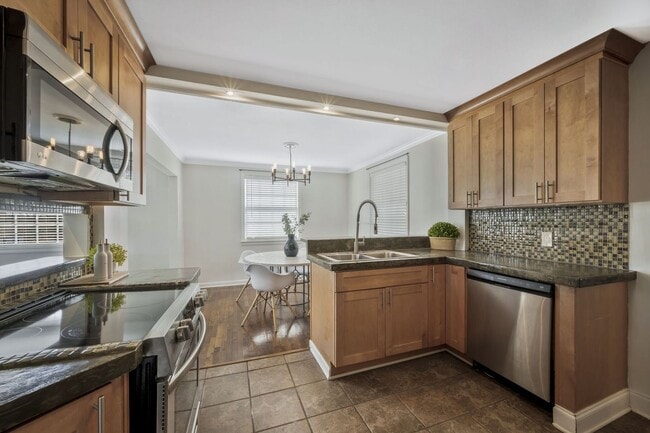 Building Photo - Charming cottage in Inglewood section of E...