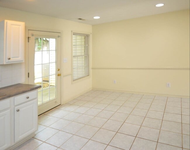 Building Photo - 2 BR 2.5 BTH Townhouse off Wards Ferry Rd