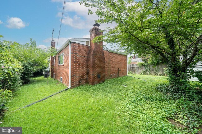 Building Photo - 929 19th St S