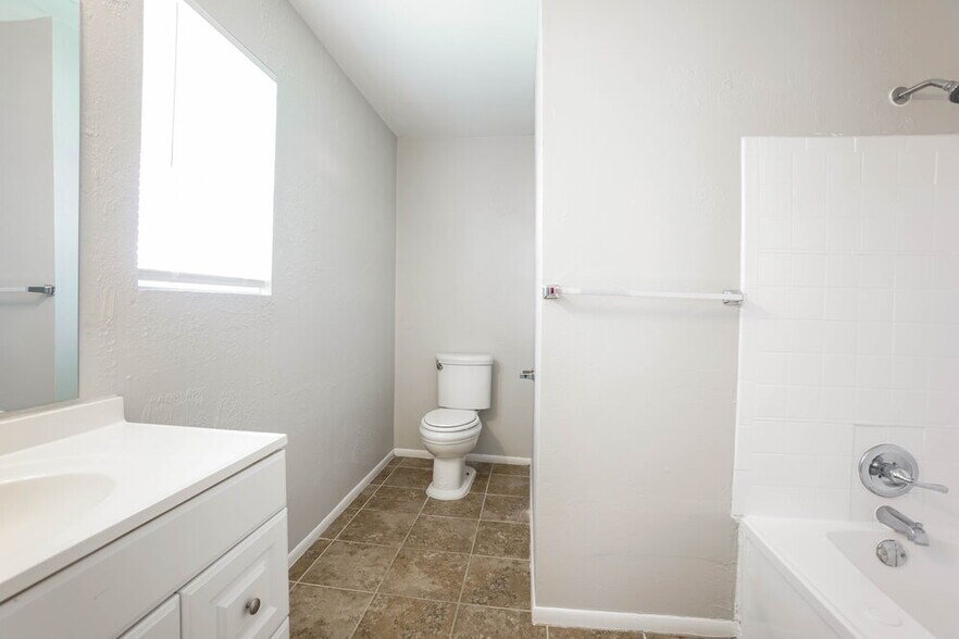 Building Photo - 10919 Skybird Dr