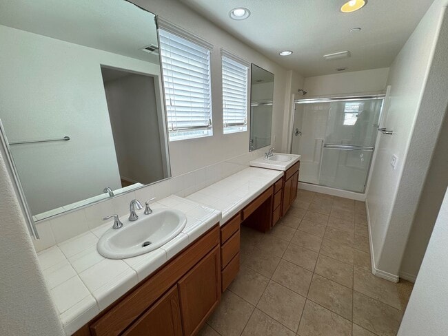 Building Photo - Riverpark Townhome