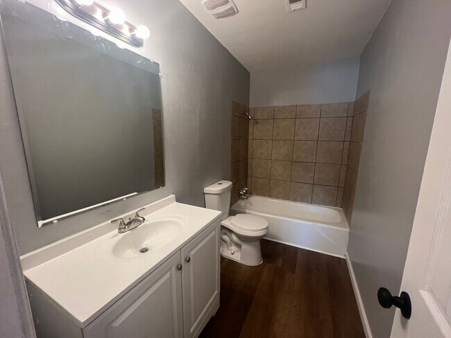 Building Photo - 4 bedroom 1 bathroom home in University Manor