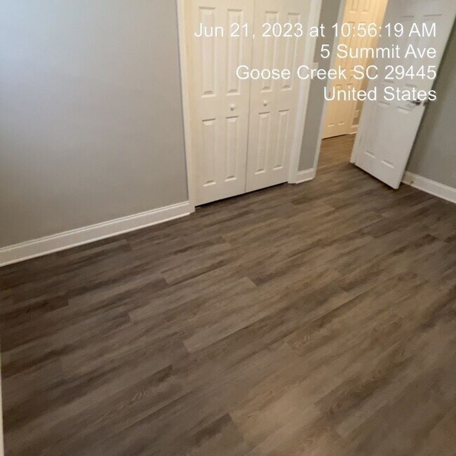 Building Photo - Relaxed Living with Spacious Yard in Goose...