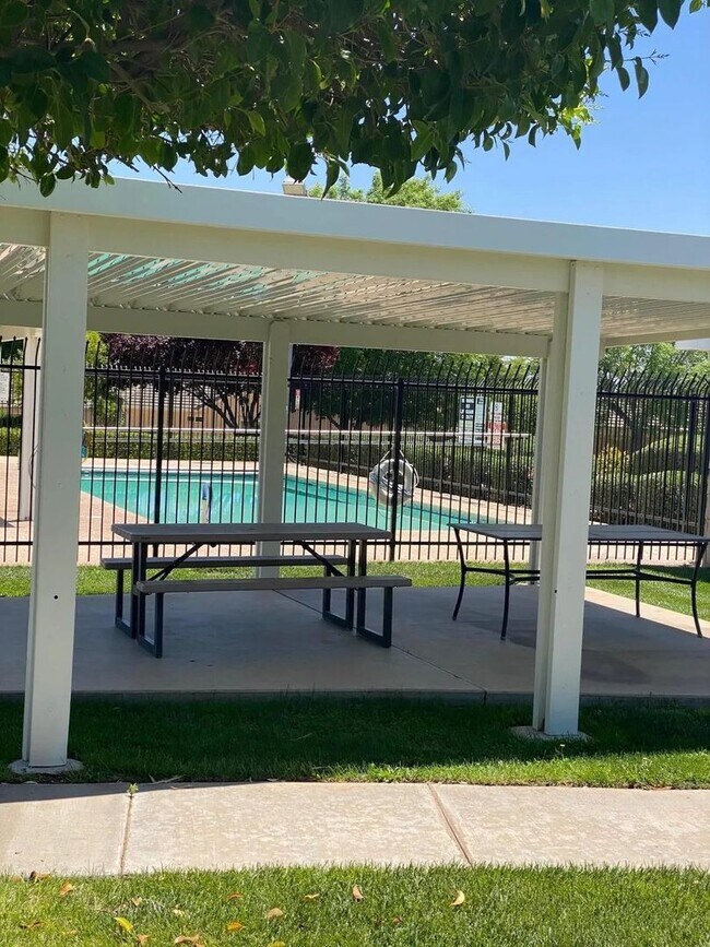 Building Photo - Charming 2 Bedroom Condo with Great Amenit...