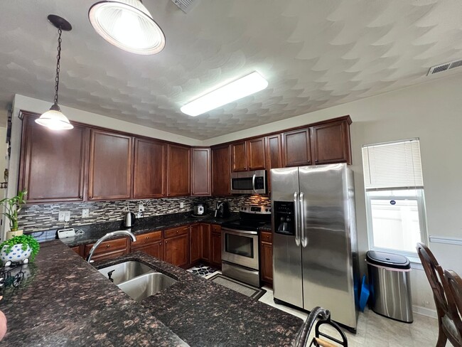 Building Photo - 3 bedroom home in sought after Whitaker Pl...