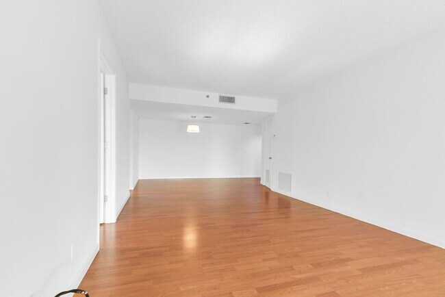 Building Photo - 5951 Wellesley Park Dr