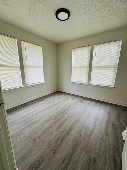 Guest bed 1 - 7635 Pickett St