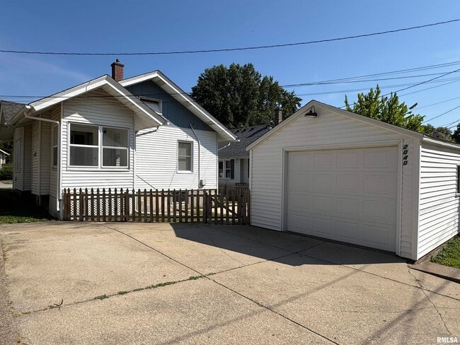 Building Photo - 2040 Tremont Ave