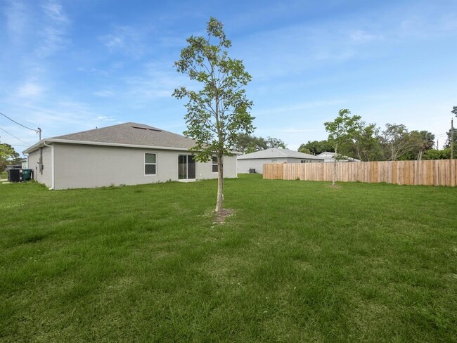 Building Photo - 544 SE Whitmore Dr