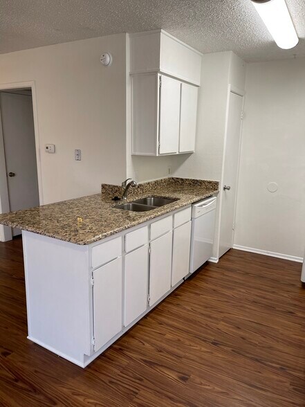 Building Photo - 3208 Matthews Dr