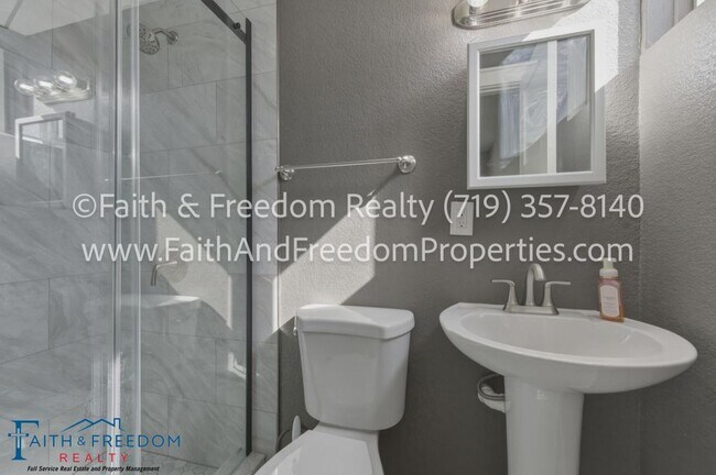 Building Photo - 260 Everett Dr