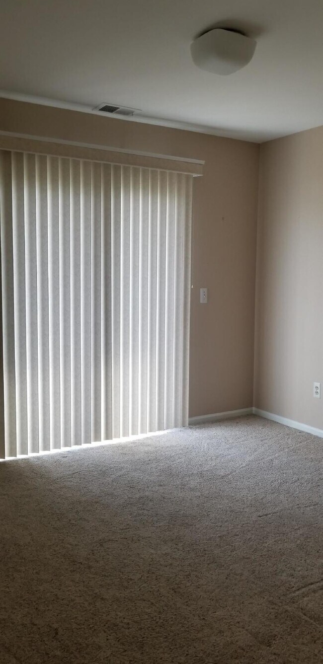 Building Photo - Updated 2 Bed Upper Condo, Vaulted Ceiling...