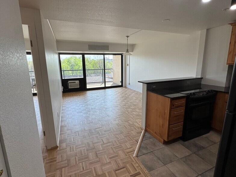 Building Photo - 417 E Kiowa