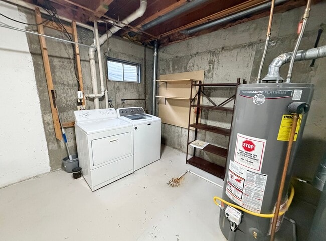 Building Photo - Exceptional 3-bedroom, 2.5-bathroom end unit townhouse located in Arvada