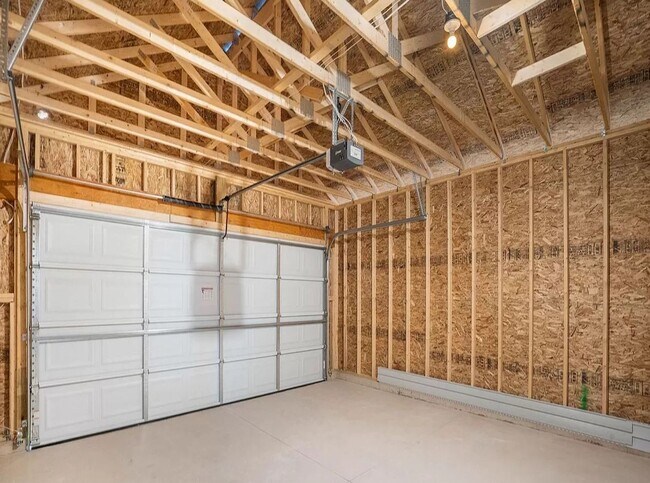 Building Photo - Beautiful family home in Fowlerville