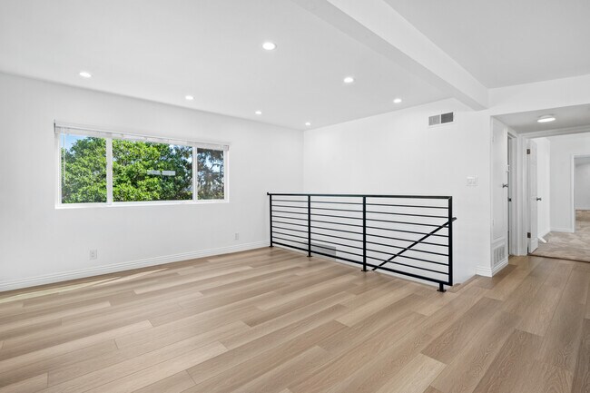 Building Photo - 400 18th Pl