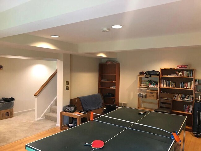 Building Photo - Regency Estates 5 BR 3 BA