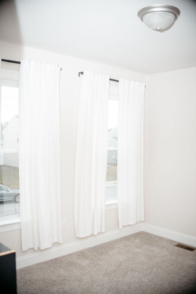 Building Photo - 220 Callie Dr