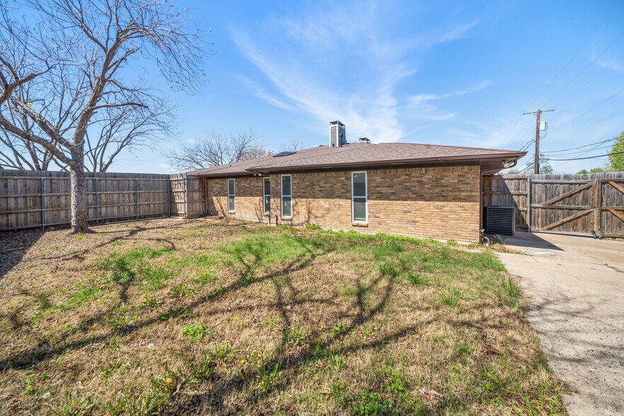 Building Photo - 9980 Brockbank Dr