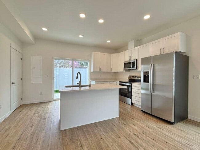 Building Photo - 3925 E 32nd Ave