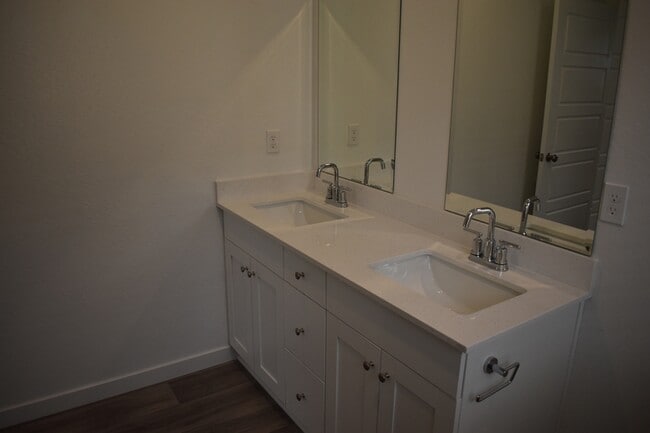 Building Photo - 4448 N San Miguel Ave