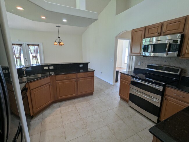 Building Photo - 411 SW Vista Lake Dr